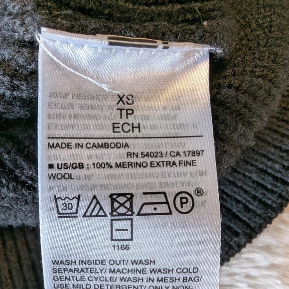 Banana Republic Charcoal Turtleneck Sweater - Picture 7 of 7